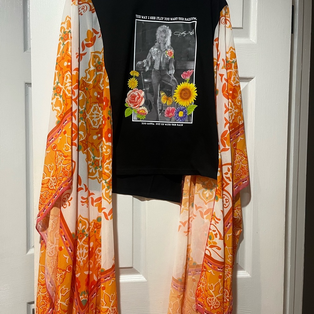 Country vibe…Black Graphic Tee Dolly Parton with Orange Floral Kimono